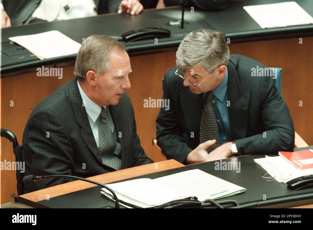 Wolfgang Schäuble, CDU, Chairman of the CDU/CSU parliamentary group, and Federal Foreign Minister Joschka Fischer, Bündnis 90/Die Grünen, during the debate on the government declaration 'Shaping globalisation together', in the German Bundestag, Bonn. [automated translation] Stock Photo