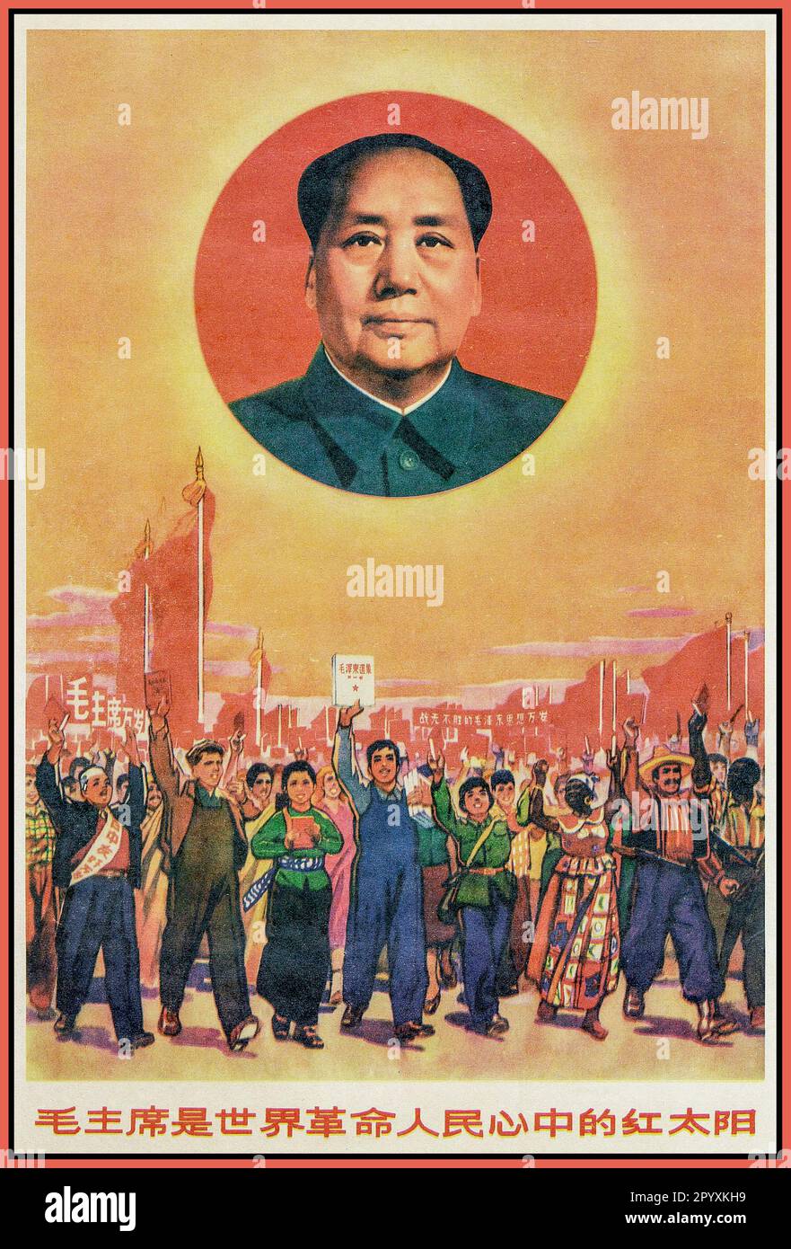 CHAIRMAN MAO Propaganda Revolution Poster 'Chairman Mao is the red sun in the hearts of the worlds revolutionary people' Chinese People marching holding aloft thel ittle red Book  'thoughts of Chairman Mao'   1960's China Cultural Revolution Era Chinese historic poster featuring ‘red book’ & Chairman Mao Tse-tung Stock Photo