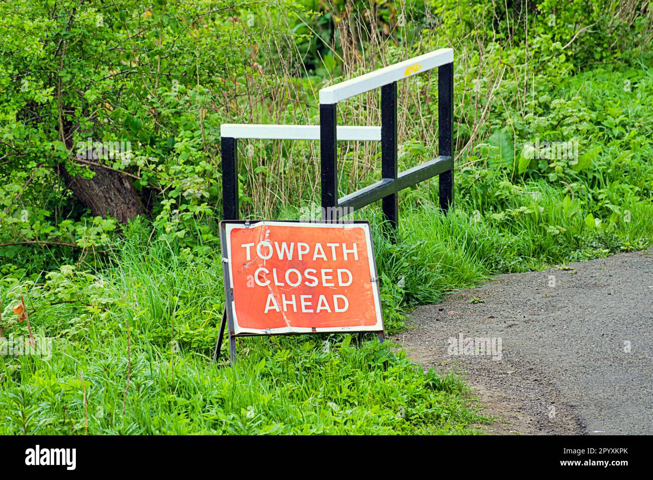 forth and clyde canal towpath closed ahead sign Stock Photo