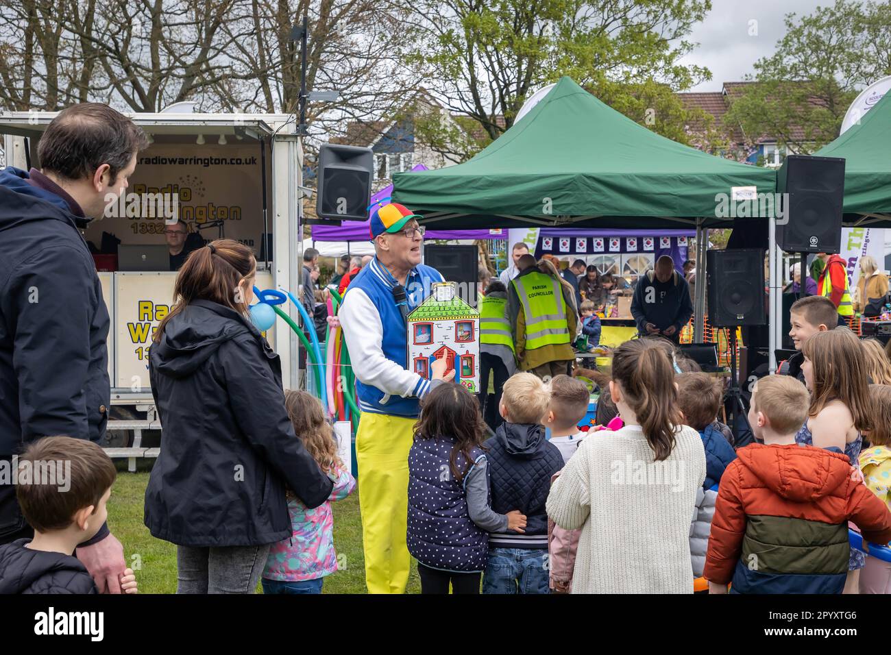 Ian 'Zippy' Lees entertains the children at the 2023 Culcheth and Glazebury Community Day on the village green Stock Photo