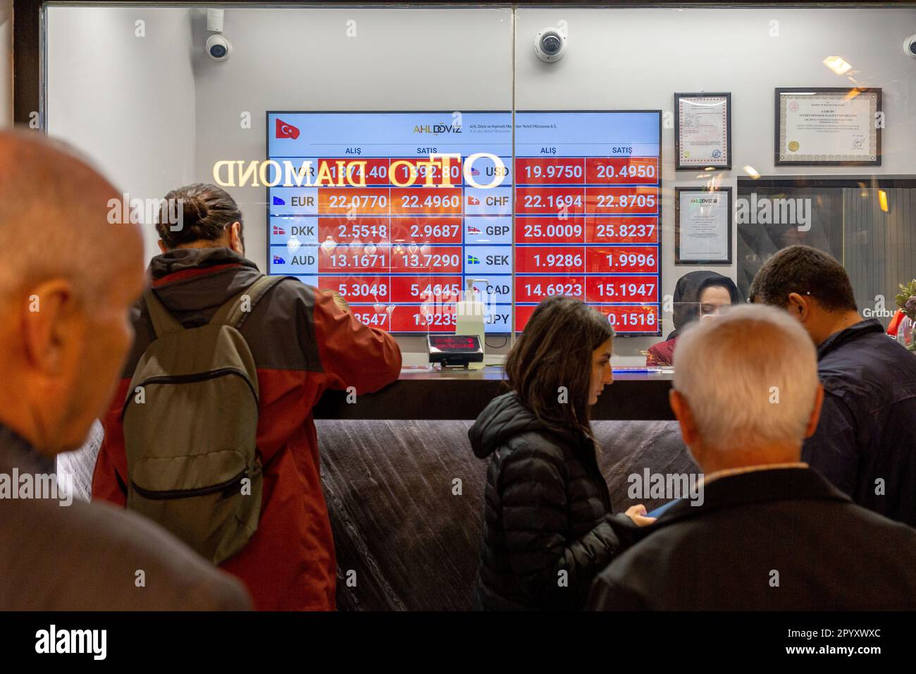 May 5, 2023: Customers queue to exchange money at a foreign currency exchange bureau in Istanbul, Turkey, on May 5, 2023. Turkey's inflation slowed below 50% for the first time in over a year, with risks for price stability rising as the country goes to the polls in less than two weeks (Credit Image: © Tolga Ildun/ZUMA Press Wire) EDITORIAL USAGE ONLY! Not for Commercial USAGE! Stock Photo