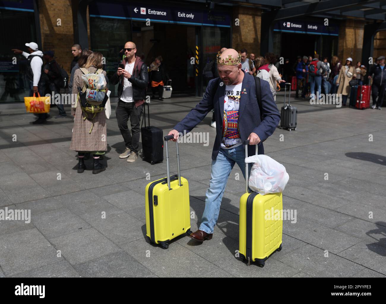 London, UK. 5 May, 2023. Royal fans arriving at Kings Cross rail station, London, ahead of the coronation of King Charles III in London tomorrow. Picture date: Friday May 5, 2023. Credit: Isabel Infantes/Empics/Alamy Live News Stock Photo