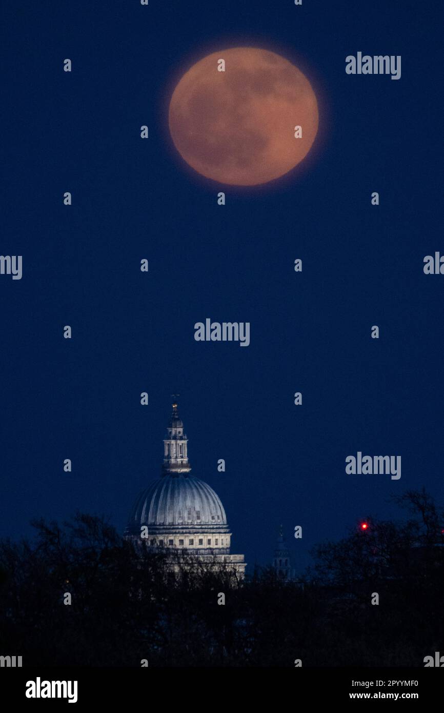 London, UK. 5 May 2023. UK Weather – The Flower Moon rises behind St ...