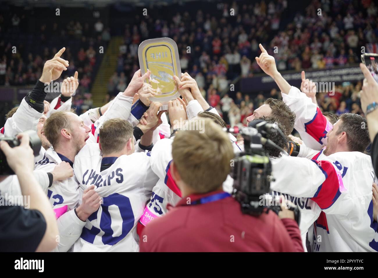 Nottingham, 5 May 2023. The Great Britain ice hockey team lift the