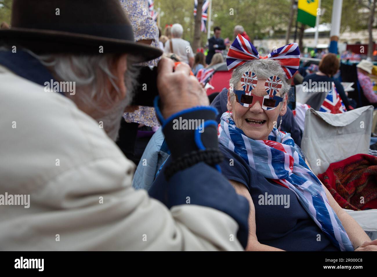 London, UK. 5th May 2023. With just one day to go until the coronation of King Charles III and Queen Camilla, thousands have already come to the Mall from where they'll watch the procession on Saturday, May 6th, 2023 Credit: Kiki Streitberger / Alamy Live News Stock Photo