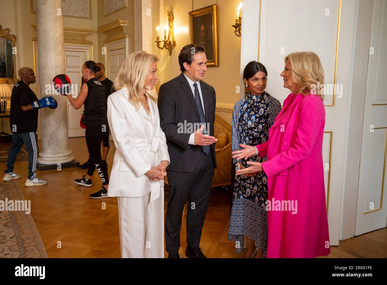 London, United Kingdom. 05th May, 2023. U.S first lady Jill Biden, right, and Akshata Murty, 2nd right, wife of British Prime Minister Rishi Sunak, chat with the U.S. Ambassador Jane Hartley, left, and UK Minister for Veterans Affairs Johnny Mercer, center, during an event honoring a veterans boxing charity at 10 Downing Street, May 5, 2023 in London, United Kingdom. Credit: Erin Scott/White House Photo/Alamy Live News Stock Photo
