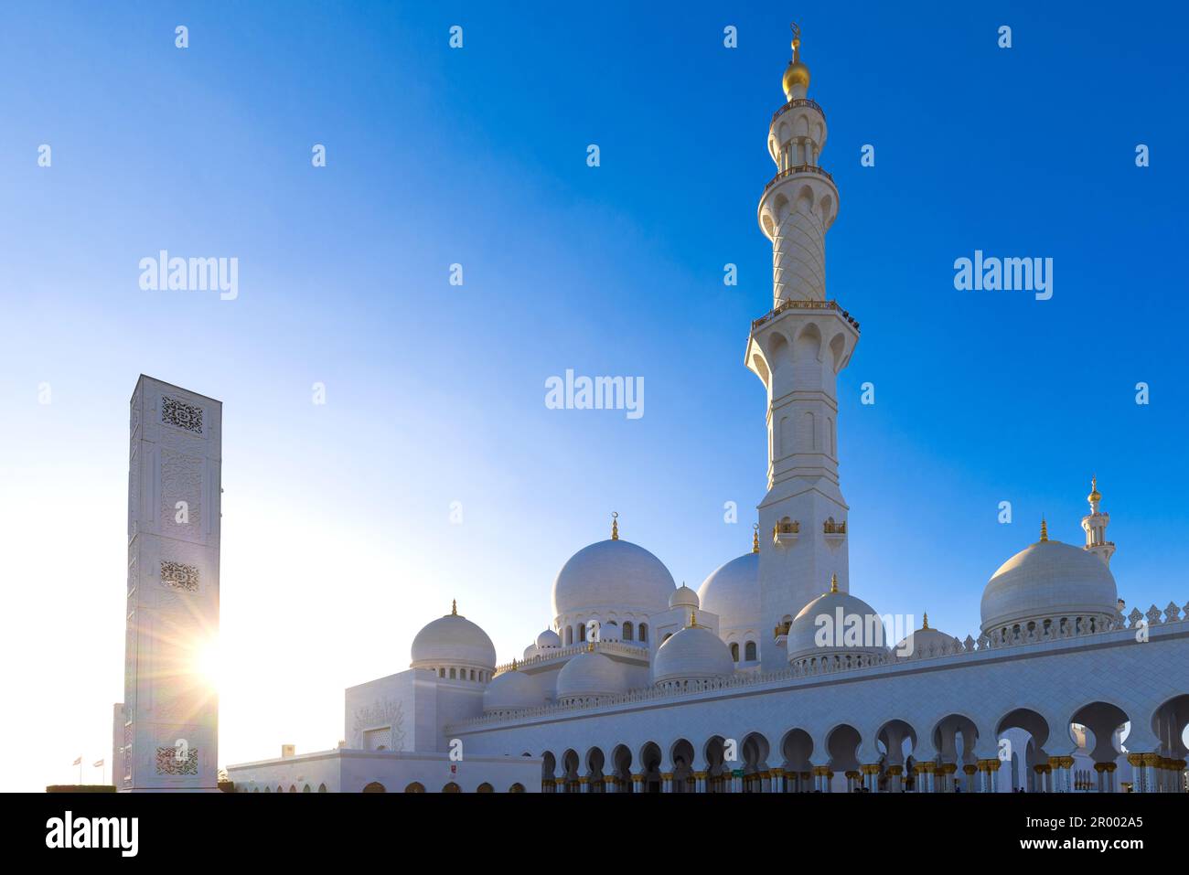 Abu Dhabi Grand Mosque, Iconic Landmark and Architectural Marvel of UAE ...