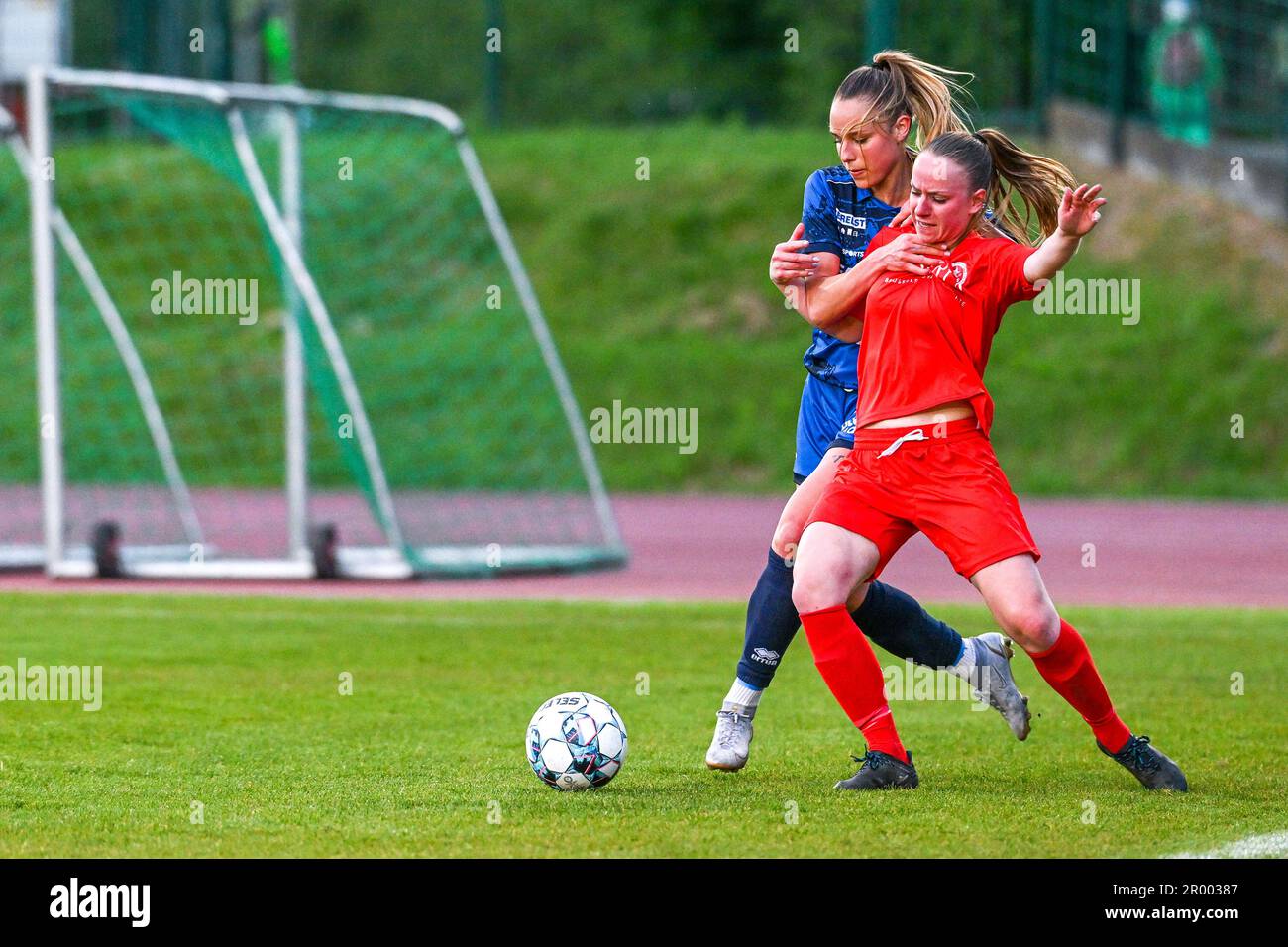 Daisy Baudewijns (7) of KV Mechelen and Lotte Michiels (15) of