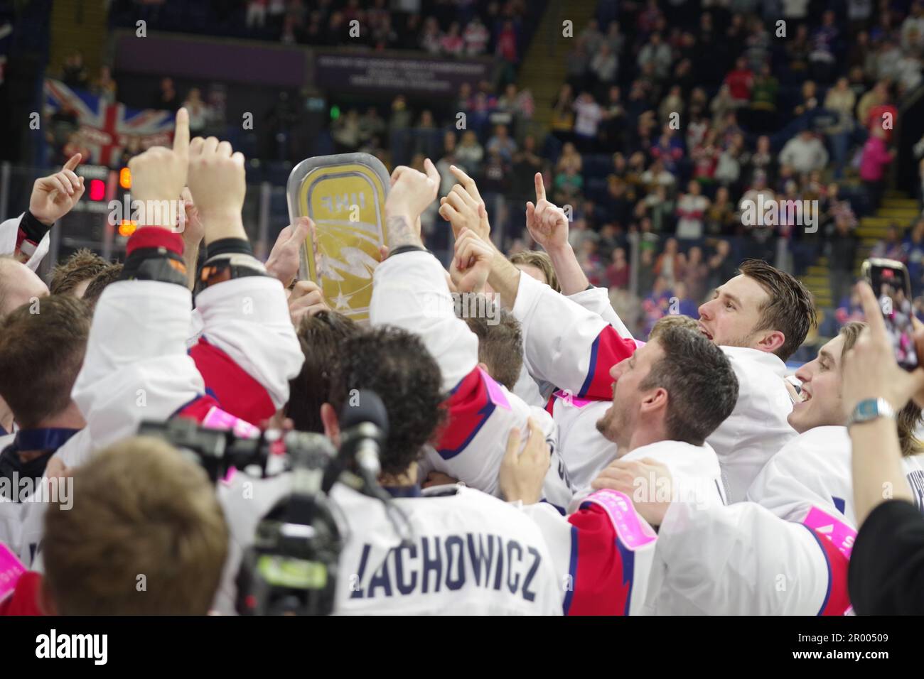 Nottingham, 5 May 2023. The Great Britain ice hockey team lift the