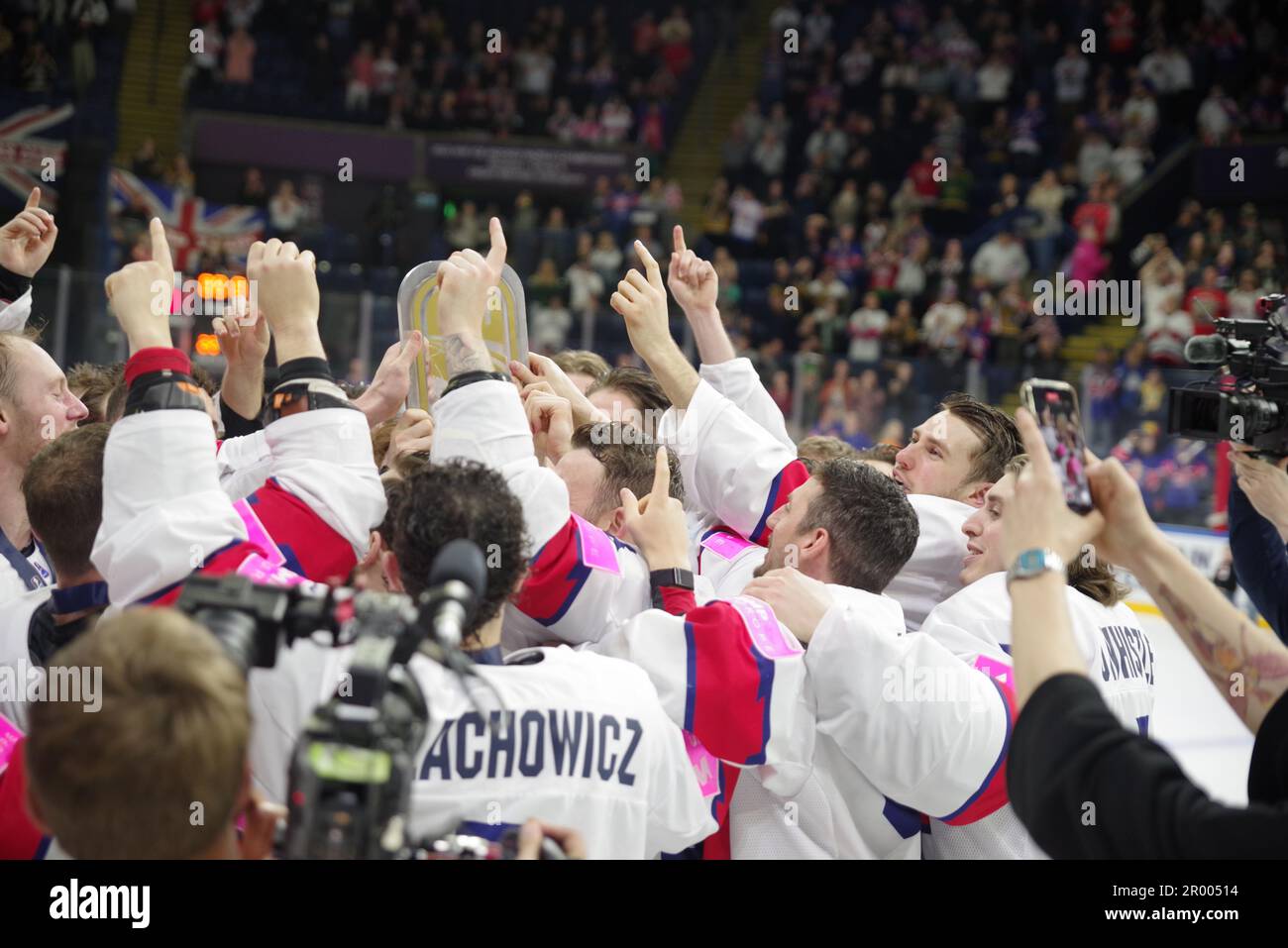 Nottingham, 5 May 2023. The Great Britain ice hockey team lift the
