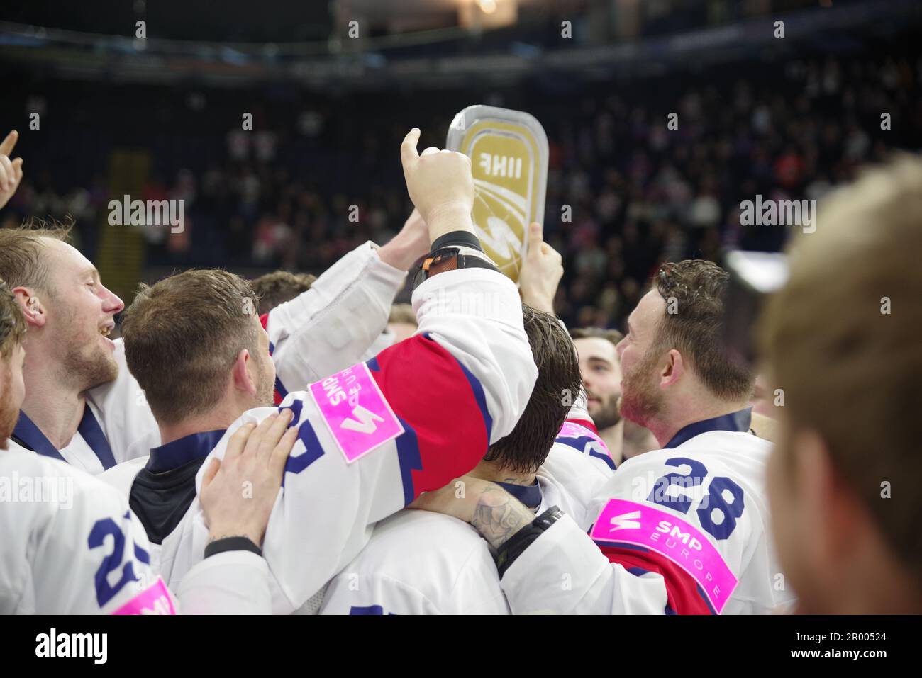 Nottingham, 5 May 2023. The Great Britain ice hockey team lift the