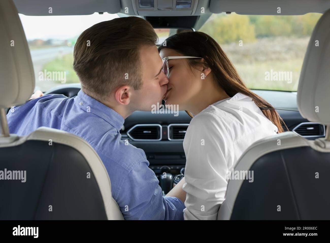 Couple kissing auto hi-res stock photography and images - Alamy