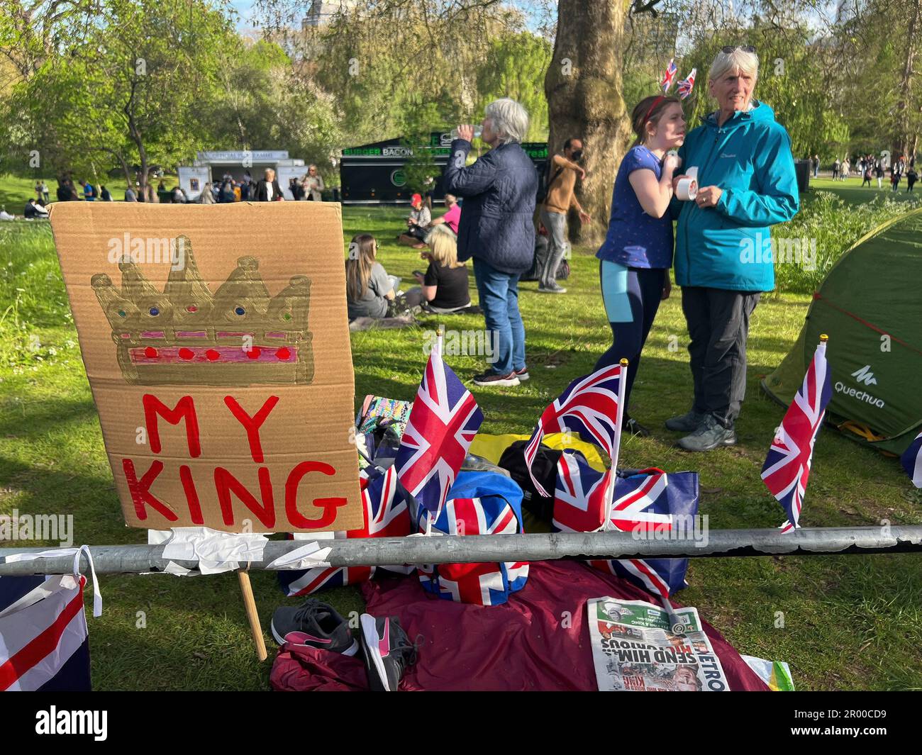 London, UK. 5th May, 2023. Large crowds gathered on the procession route near Buckingham Palace ahead of the coronation of King Charles on May 6th. (Credit Image: © Laura Chiesa/Pacific Press via ZUMA Press Wire) EDITORIAL USAGE ONLY! Not for Commercial USAGE! Stock Photo