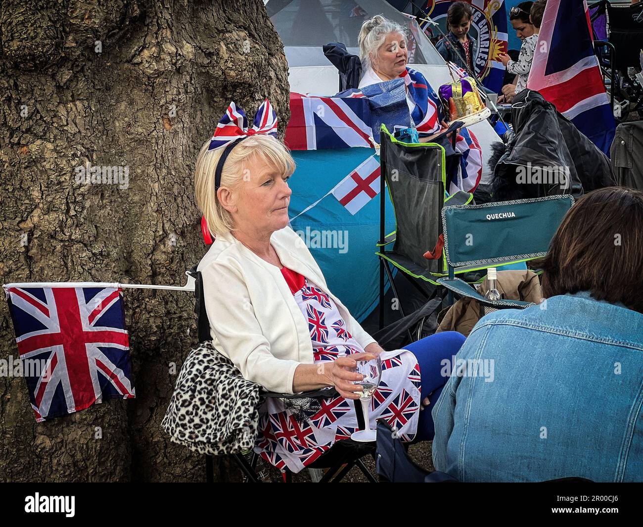 London, UK. 5th May, 2023. Large crowds gathered on the procession route near Buckingham Palace ahead of the coronation of King Charles on May 6th. (Credit Image: © Laura Chiesa/Pacific Press via ZUMA Press Wire) EDITORIAL USAGE ONLY! Not for Commercial USAGE! Stock Photo
