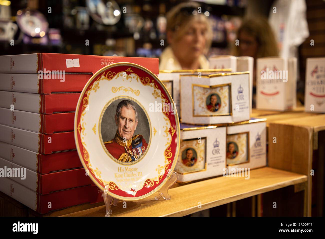 Paris, France. 05th May, 2023. A commemorative plate of King Charles III in a shop in London a day before his coronation. (Photo by Andreina Flores/SOPA Images/Sipa USA) Credit: Sipa USA/Alamy Live News Stock Photo
