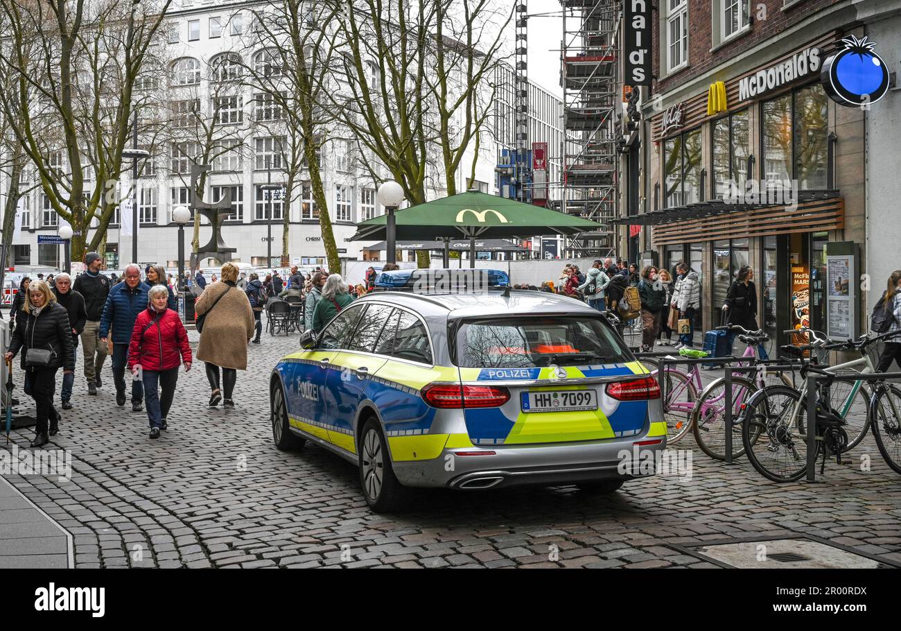 Polizei, Streife, Ida-Ehre-Platz, Mönckebergstraße, Innenstadt, Hamburg, Deutschland Stock Photo