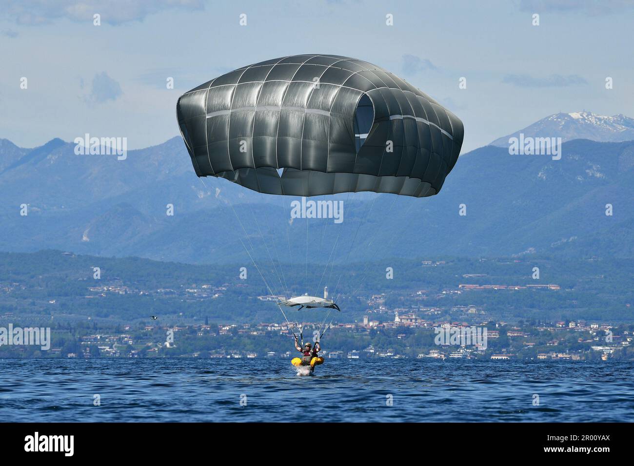 Lazise, Italy. 26th Apr, 2023. A U. S. Army Paratrooper assigned to 173rd Airborne Brigade, conducts a water jump after into Lake Garda near Pacengo, Italy, April. 26, 2023. The 173rd Airborne Brigade is the U.S. Army Contingency Response Force in Europe, capable of projecting ready forces anywhere in the U.S. European, Africa or Central Commands' areas of responsibility.(photo by Paolo Bovo) (Credit Image: © U.S. Army/ZUMA Press Wire Service/ZUMAprilESS.com) EDITORIAL USAGE ONLY! Not for Commercial USAGE! Stock Photo