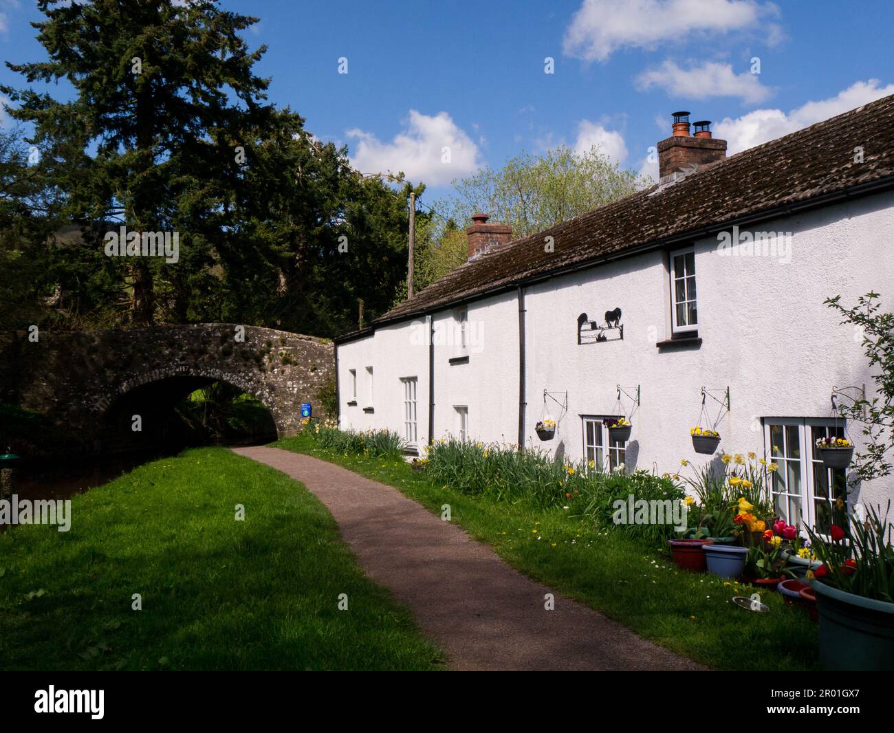 Attractive canalside white cottages hires stock photography and images