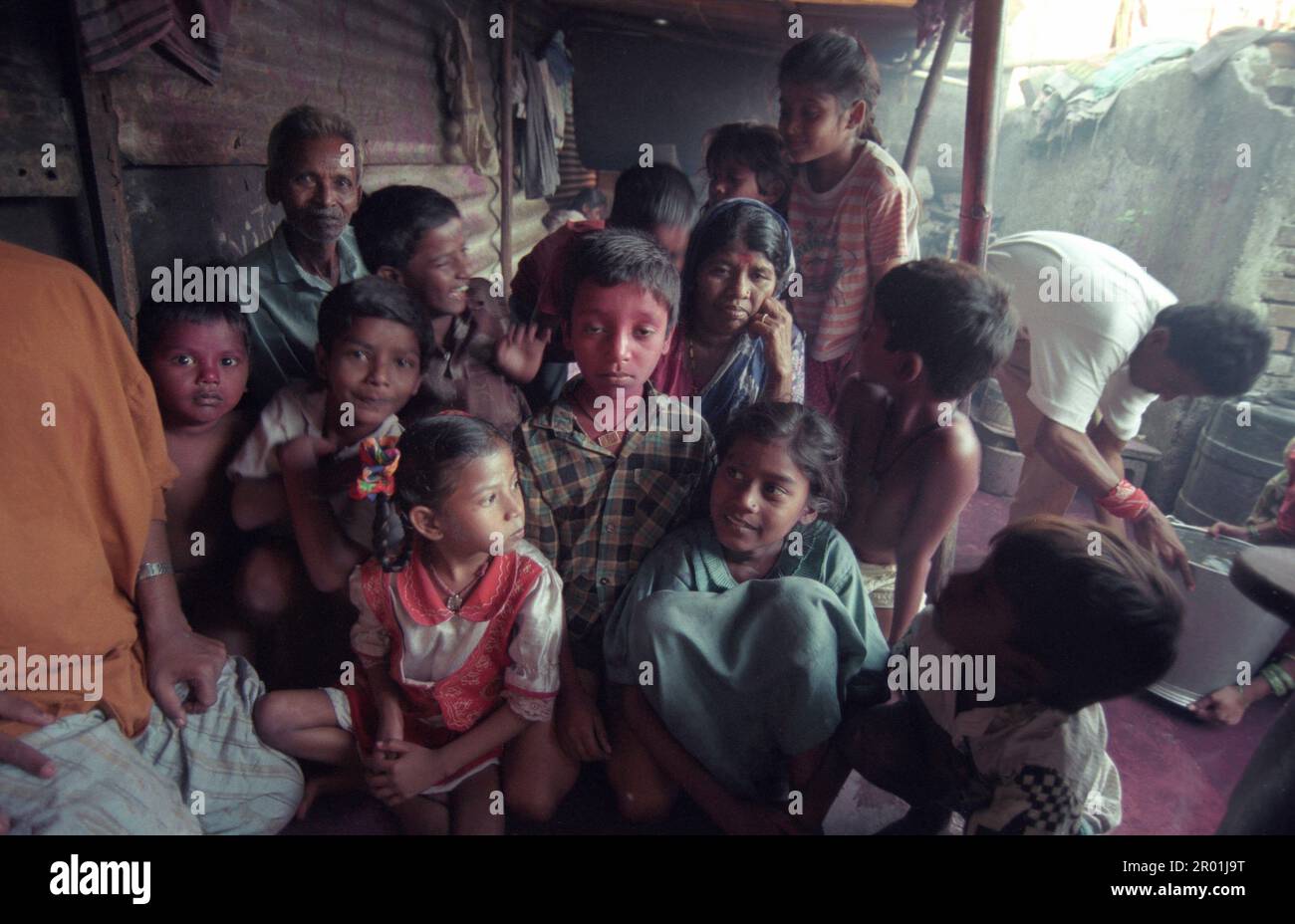 a Indian Family in a village centre of a slum in the city centre of Mumbai in India.  India, Mumbai, March, 1998 Stock Photo