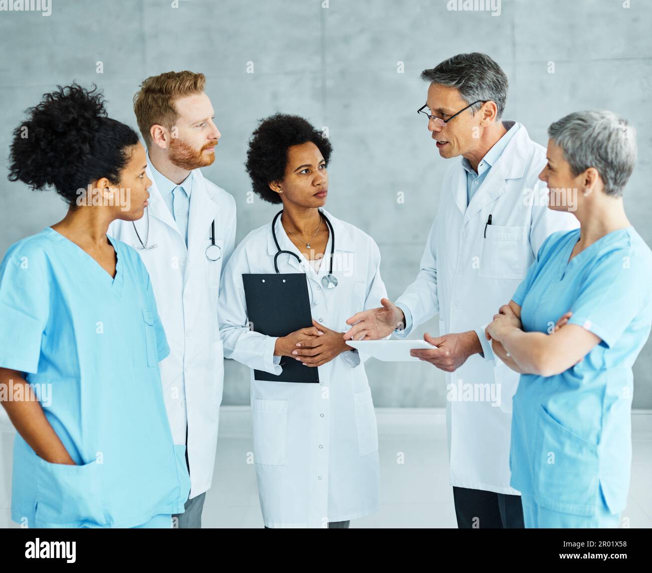 Hospital staff hallway discussion hi-res stock photography and images ...