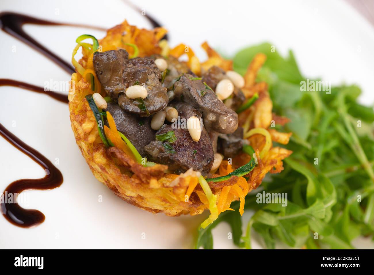 Recipe for poultry giblets in a nest of fried potatoes with rocket and