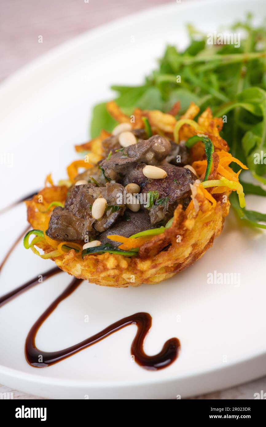 Recipe for poultry giblets in a nest of fried potatoes with rocket and