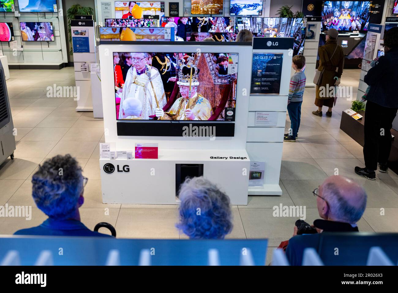London, UK. 6 May 2023. People watch the coronation of King Charles III