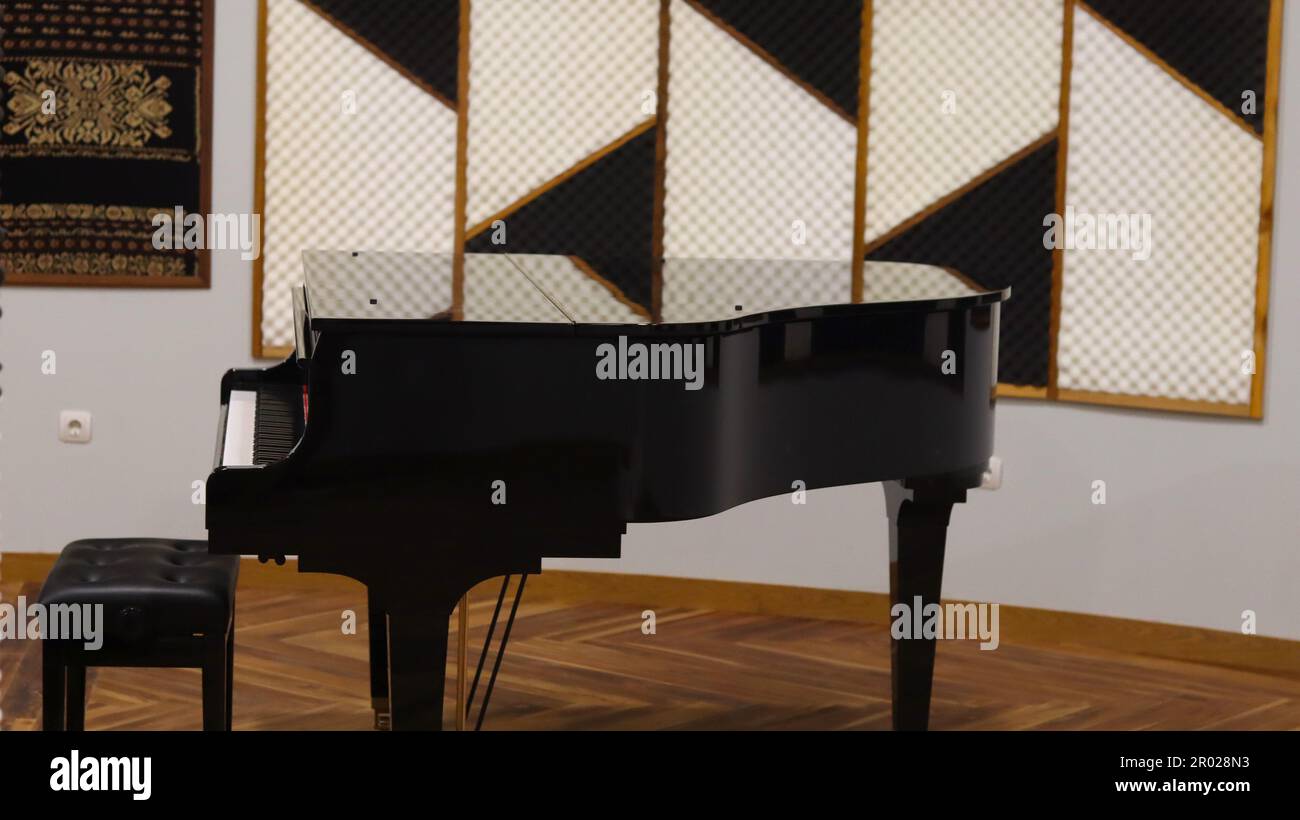 Black piano hi-res stock photography and images - Alamy