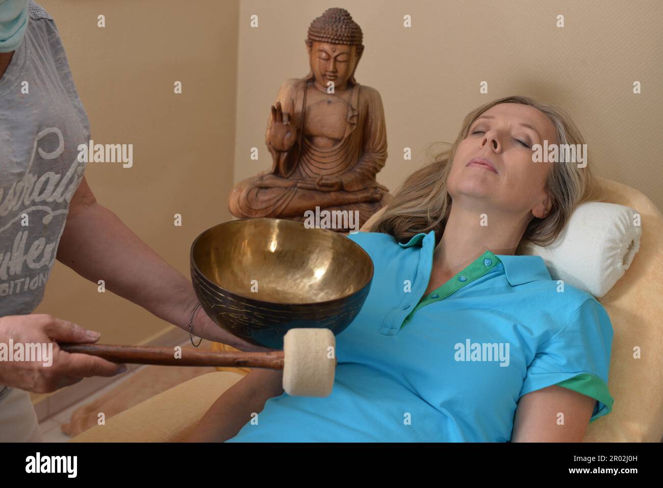 Sound therapy, singing bowls Stock Photo Alamy