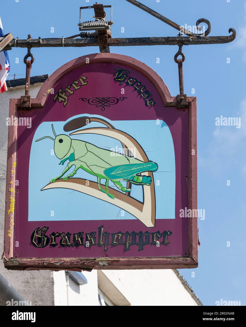 Traditional hanging pub sign at the Grasshopper on the Green - public house free house - The Green, Westerham, Kent, England, UK Stock Photo