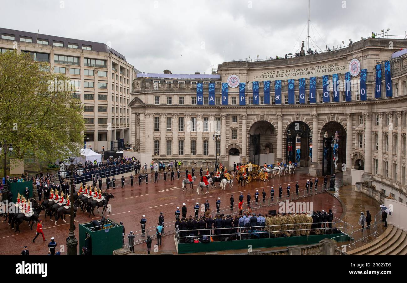 The King’s Procession makes its way Admiralty Arch ahead of the ...