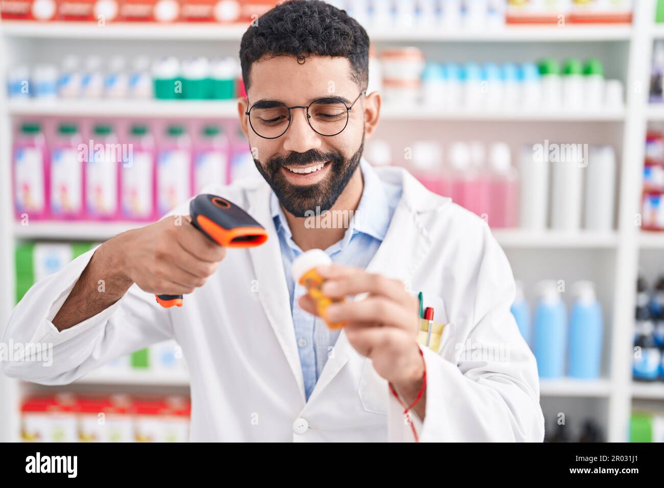Arab pharmacist at counter hi-res stock photography and images - Alamy
