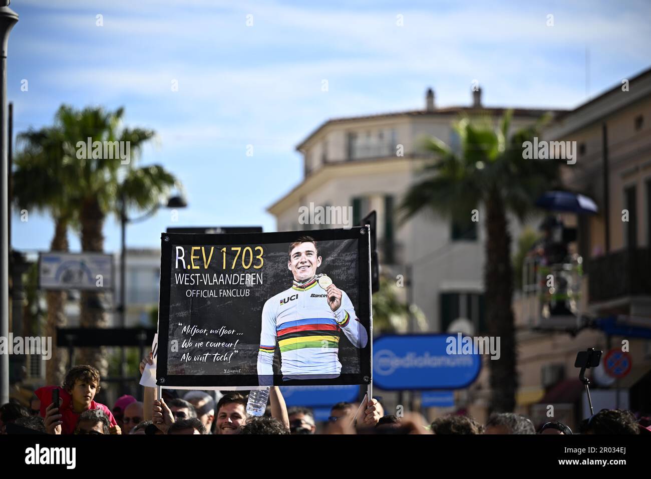 Ortona, Italy. 06th May, 2023. Illustration picture shows a large sign of Belgian fans of Remco Evenepoel, reading 'R.EV 1703 West-Vlaanderen Official Fanclub - Miljaar, miljaar. Wa ne coureur! Mo Vint Toch!' during the first stage of the 2023 Giro D'Italia cycling race, an individual time trial from Fossacesia Marina to Ortona (19, 6 km), in Italy, Saturday 06 May 2023. The 2023 Giro takes place from 06 to 28 May 2023. BELGA PHOTO JASPER JACOBS Credit: Belga News Agency/Alamy Live News Stock Photo