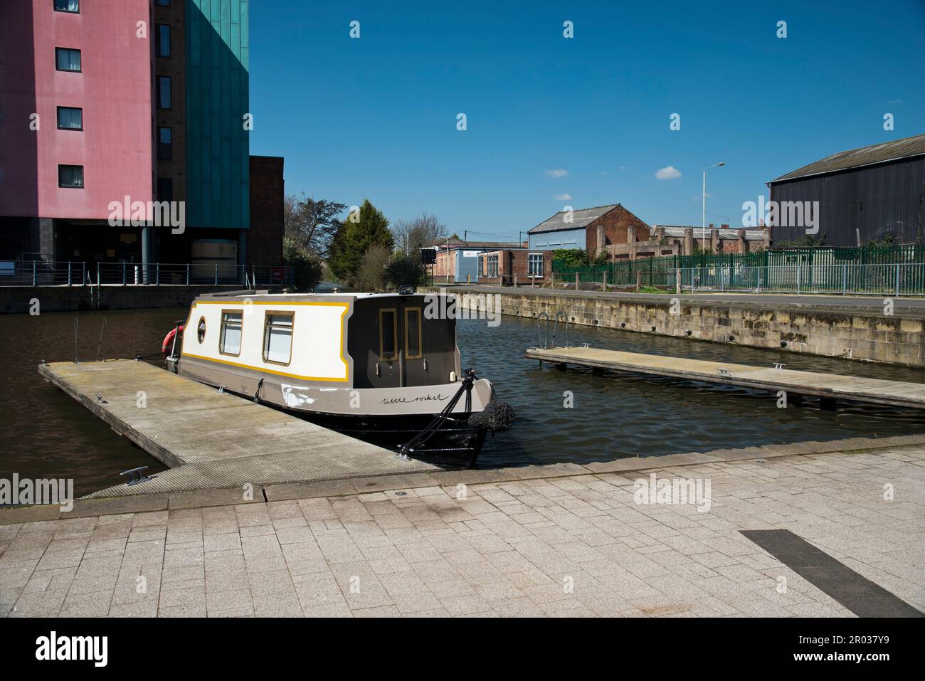 Narrow boat and the Loughborough Canal Basin on the Grand Union Canal, Loughborough, Leicestershire, England, UK, overlooked by modern student flats. Stock Photo