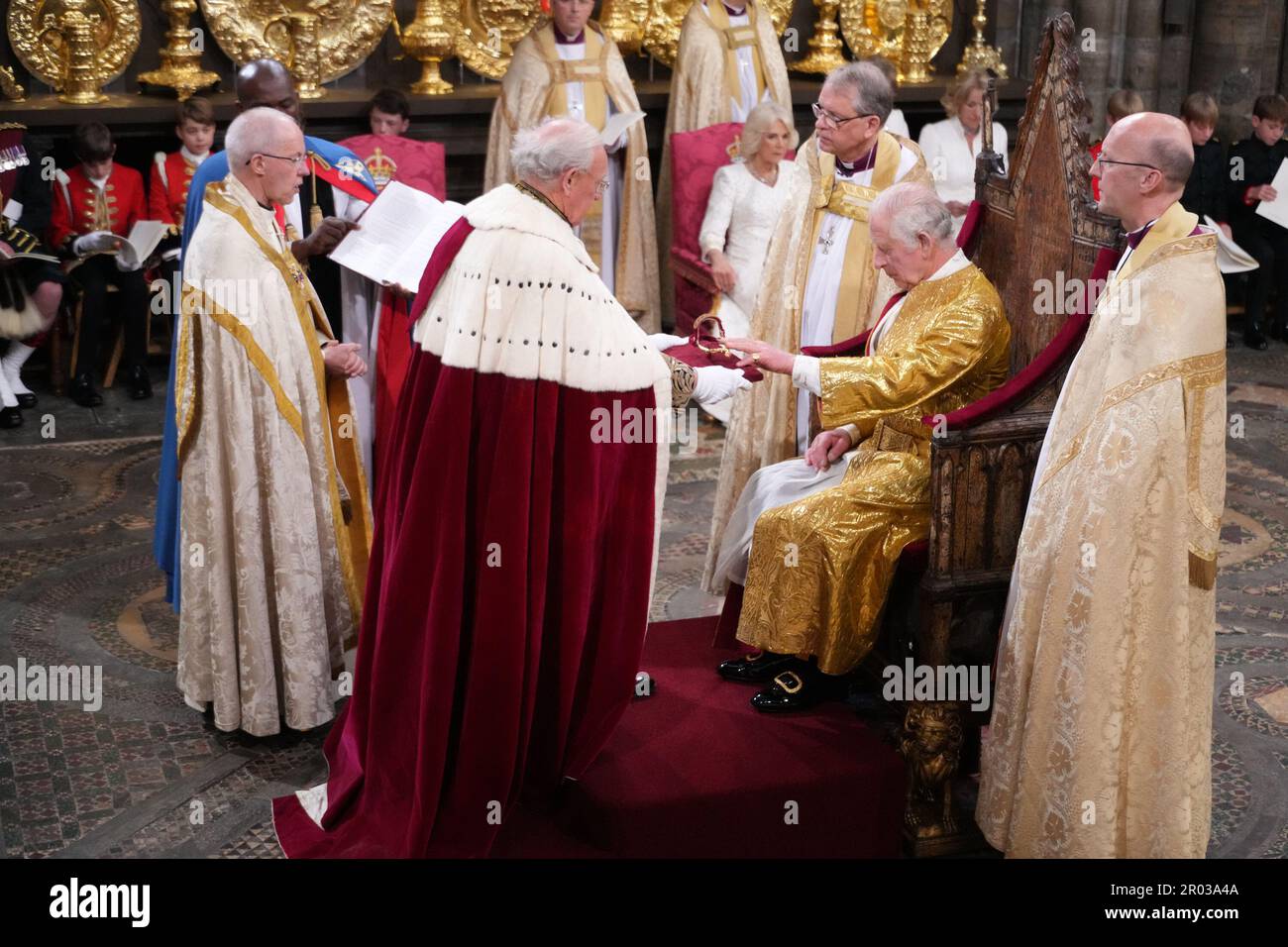 Lord carrington lord great chamberlain presenting the spurs to king