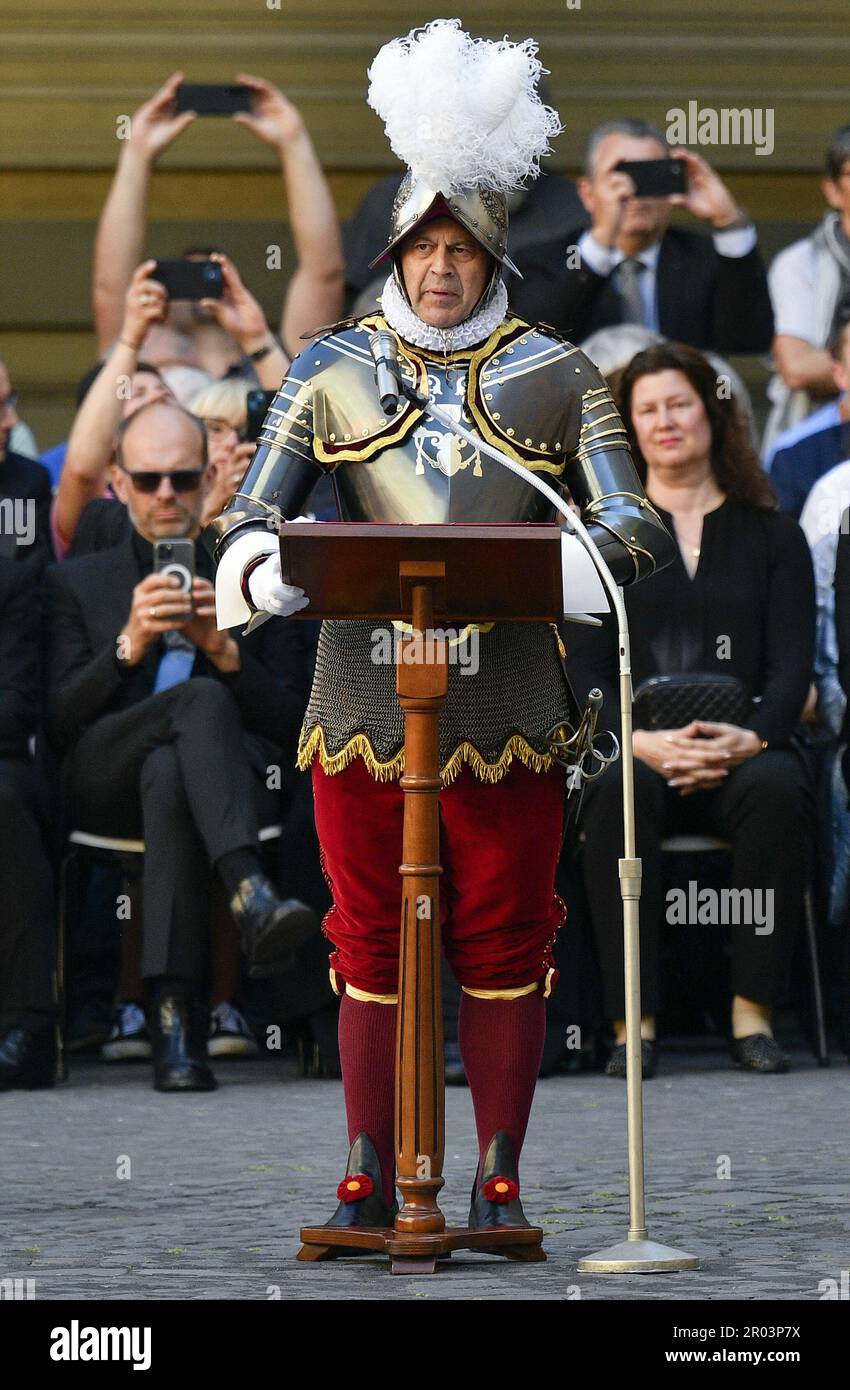 The Commander of the Swiss Guards, Colonel Christoph Graf adresses to the public before the swearing-in ceremony of the 23 new recruits of the Swiss Guard at the Vatican on May 6, 2023. This traditional ceremony takes place every year on May 6. The day marks the anniversary of the heroic sacrifice of 147 Swiss guards who died during the Sack of Rome in 1527 as they protected Pope Clement VII. Photo: Vatican Media (EV) /ABACAPRESS.COM Credit: Abaca Press/Alamy Live News Stock Photo