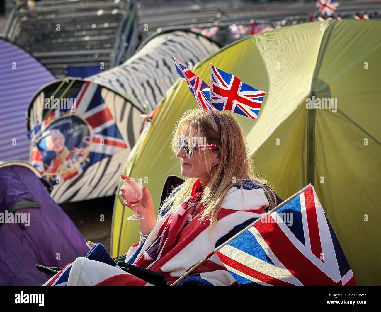 London, UK. 05th May, 2023. Large crowds gathered on the procession route near Buckingham Palace ahead of the coronation of King Charles on May 6th. (Photo by Laura Chiesa/Pacific Press/Sipa USA) Credit: Sipa USA/Alamy Live News Stock Photo