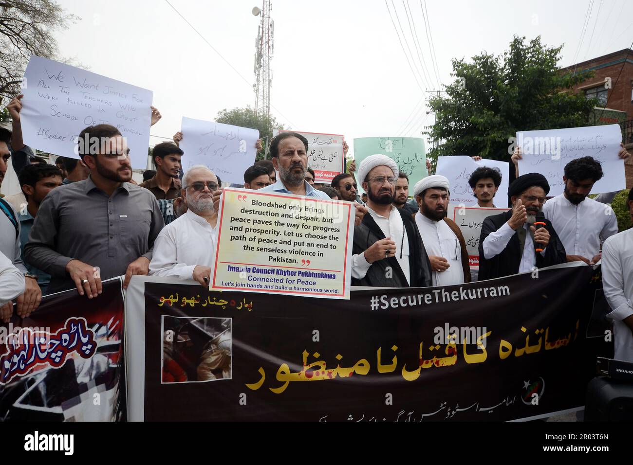 Peshawar, Pakistan. 05th May, 2023. Pakistani Shiite Muslims ...