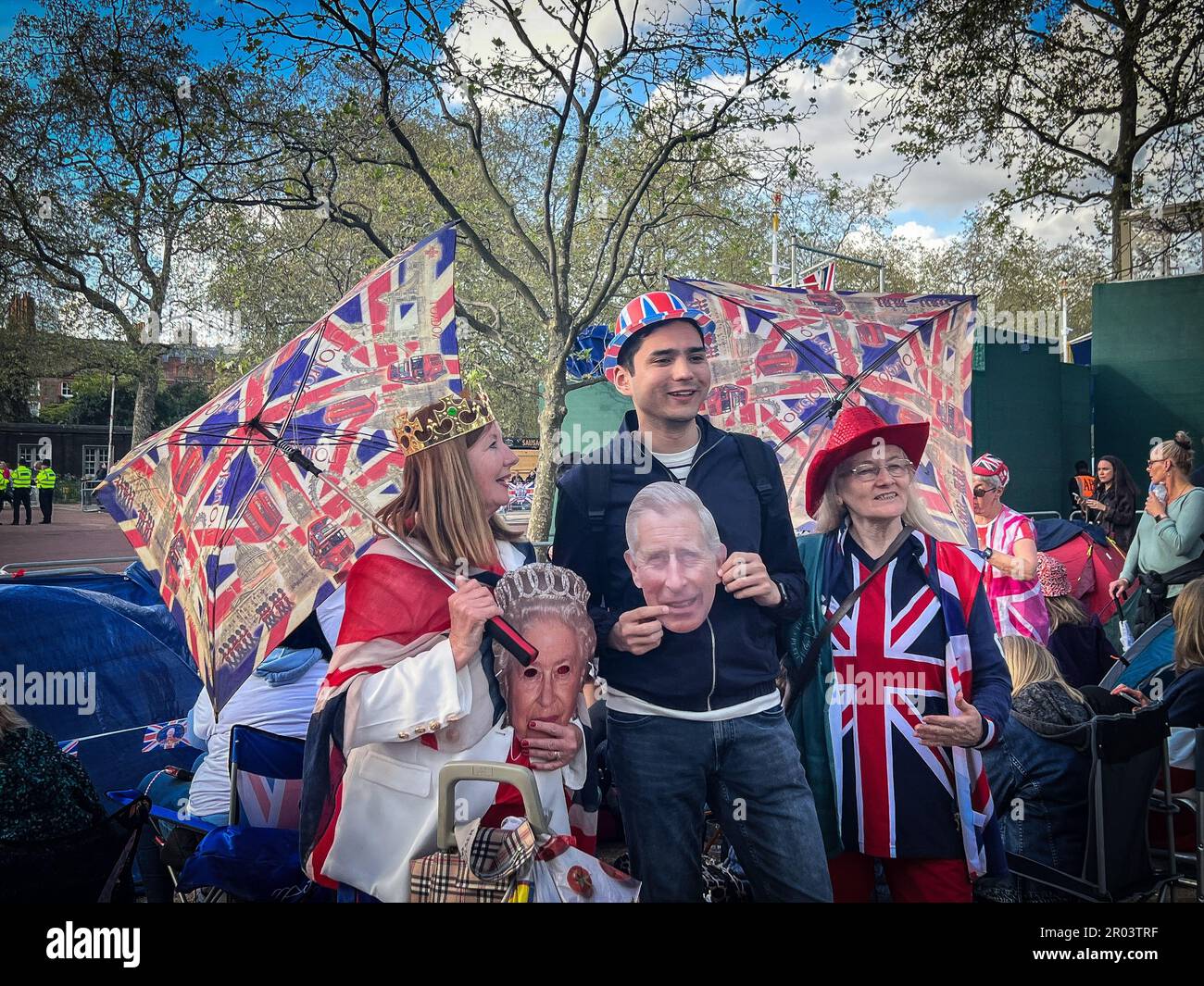 London, UK. 05th May, 2023. Large crowds gathered on the procession route near Buckingham Palace ahead of the coronation of King Charles on May 6th. (Photo by Laura Chiesa/Pacific Press/Sipa USA) Credit: Sipa USA/Alamy Live News Stock Photo