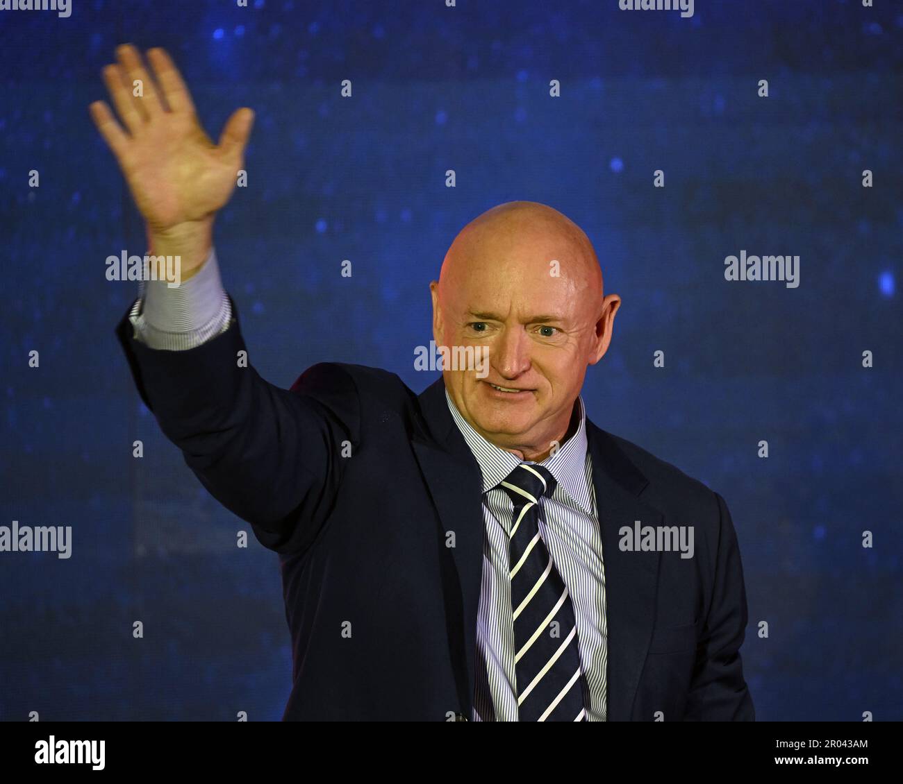 retired-astronaut-and-now-senator-mark-kelly-d-az-is-introduced-at