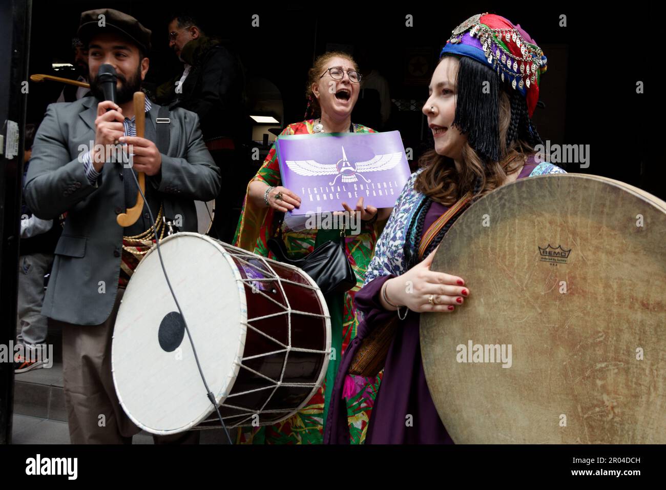Un défilé en costumes traditionnels était organisé pour débuter cette semaine du festival culturel kurde de Paris dans le 10ème arrondissement Stock Photo