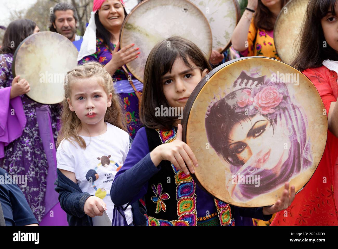 Un défilé en costumes traditionnels était organisé pour débuter cette semaine du festival culturel kurde de Paris dans le 10ème arrondissement Stock Photo