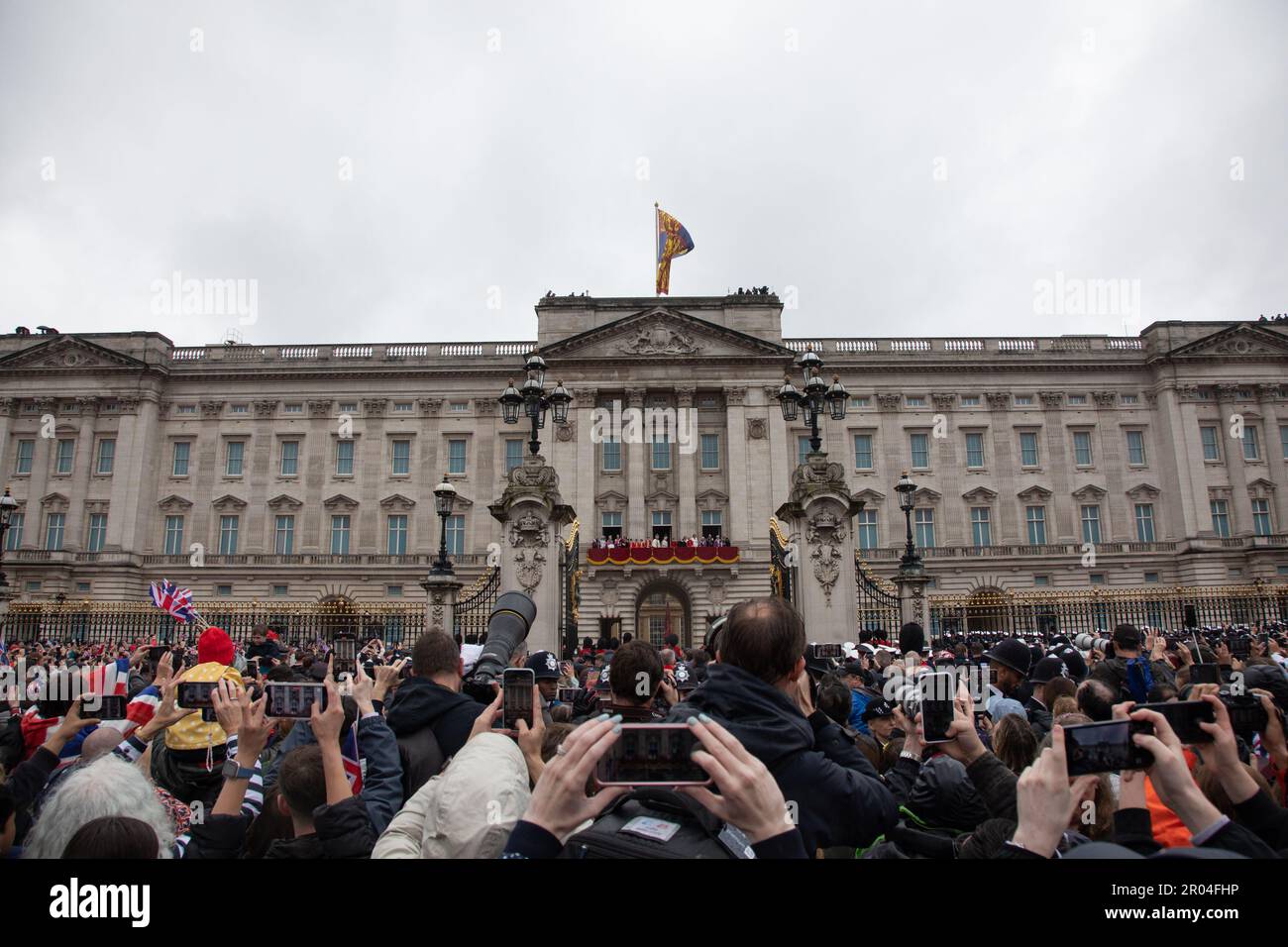 London, UK. 6th May 2023. Thousands try to get a photo as the Royal Family makes an appearance on the balcony of Buckingham Palace, following the coronation of King Charles III and Queen Camilla on Saturday, May 6th, 2023. Credit: Kiki Streitberger / Alamy Live News Stock Photo
