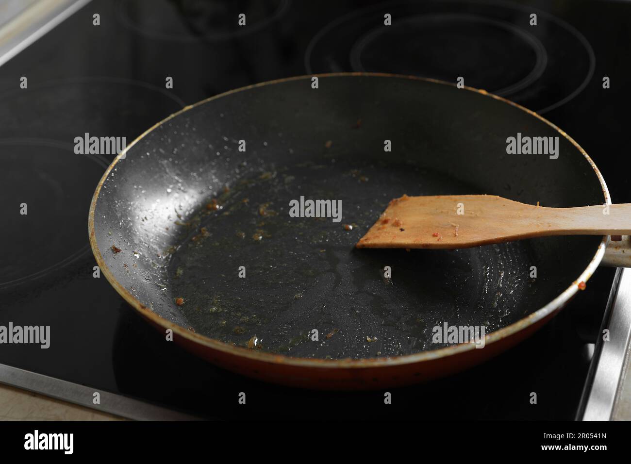 Frying pan with spatula and used cooking oil on stove Stock Photo - Alamy