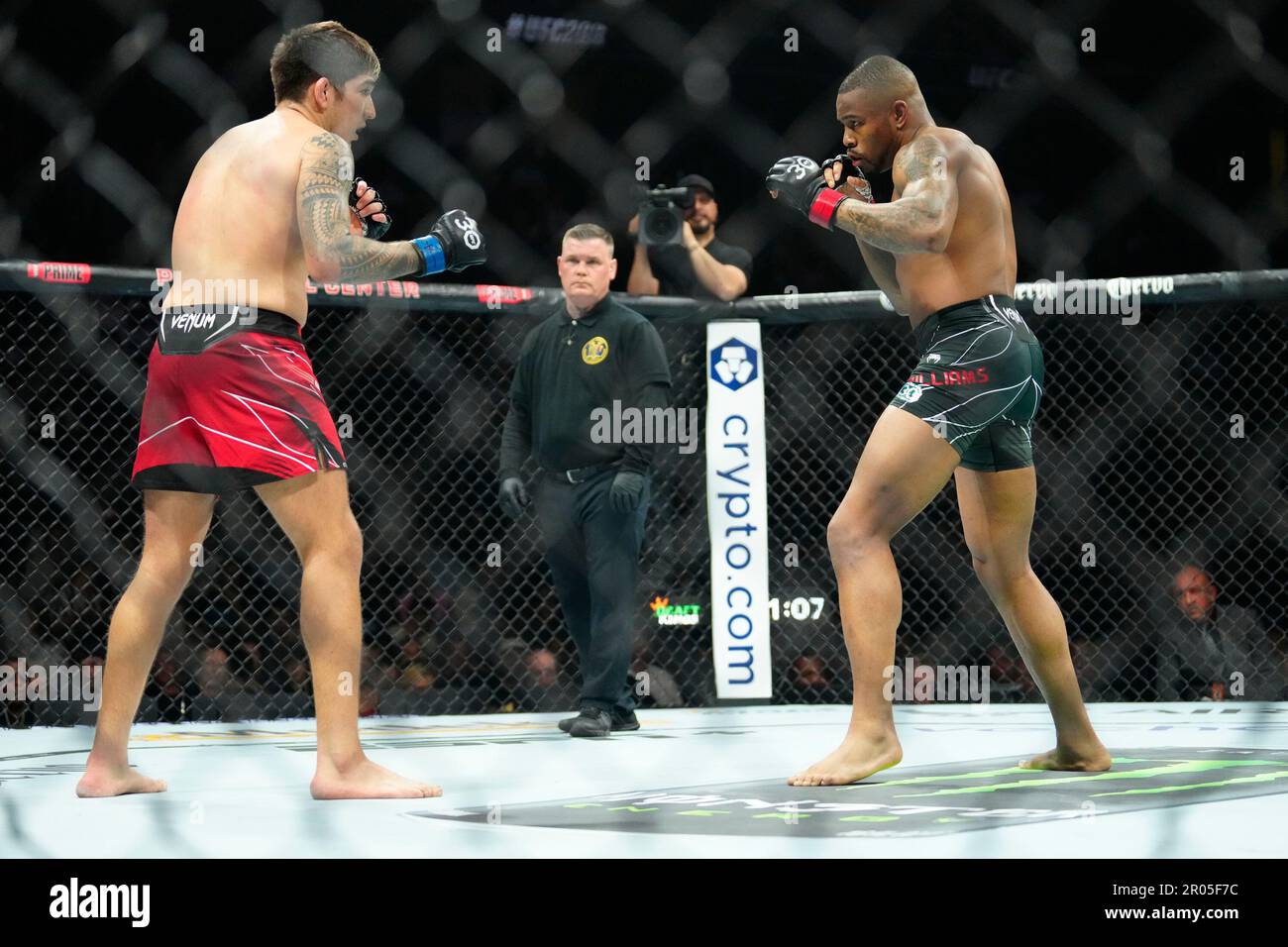 Newark, NJ, Newark, NJ, USA. 6th May, 2023. Newark, NJ - May 6: (R-L) Khaos Williams and Rolando Bedoya compete in a Welterweight bout at UFC 288: Sterling v Cejudo at Prudential CEnter on May 6, 2023 in Newark, NJ (Credit Image: © Louis Grasse/PX Imagens via ZUMA Press Wire) EDITORIAL USAGE ONLY! Not for Commercial USAGE! Stock Photo