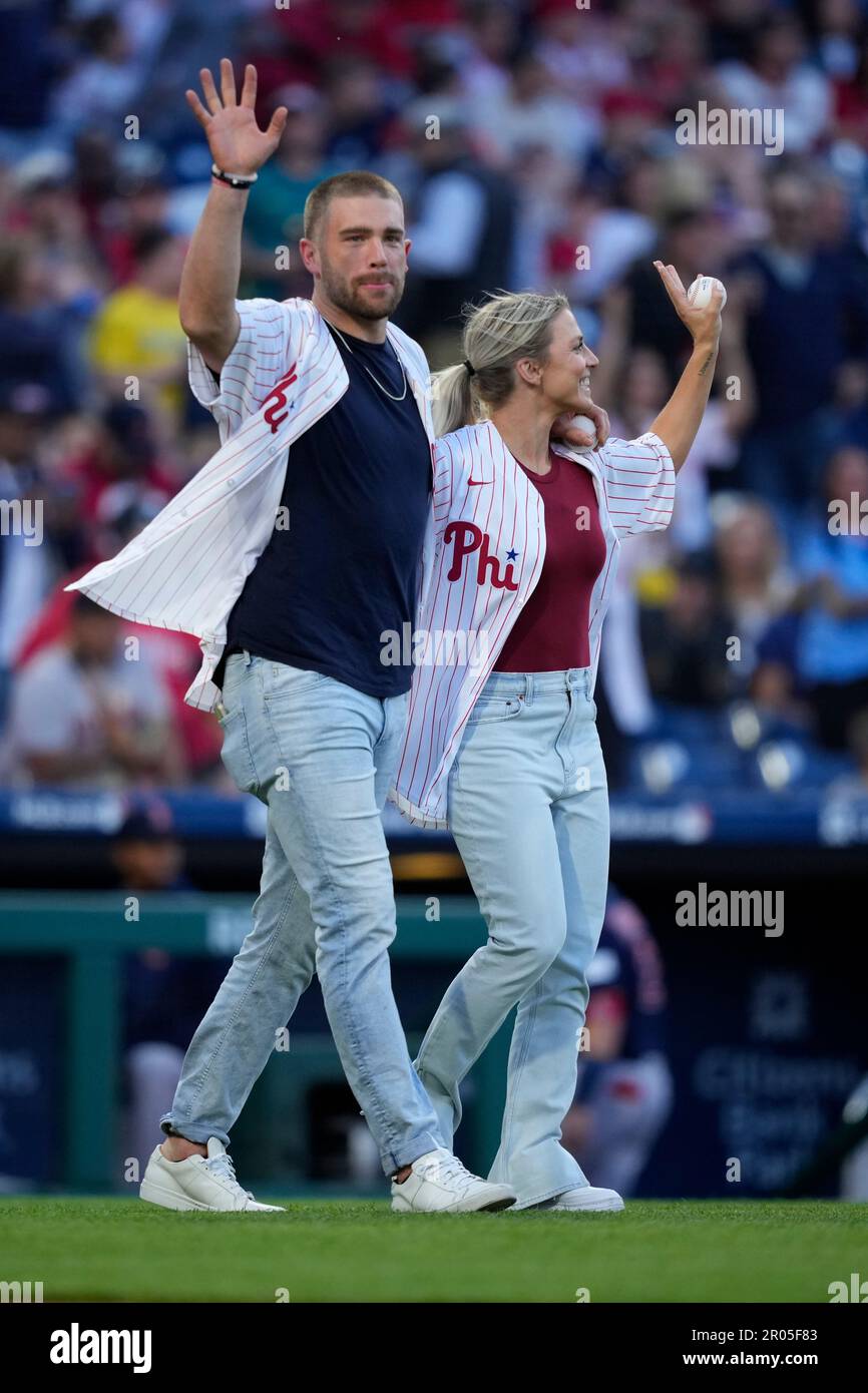 WATCH: Zach Ertz throws bad first pitch in Phillies game with wife