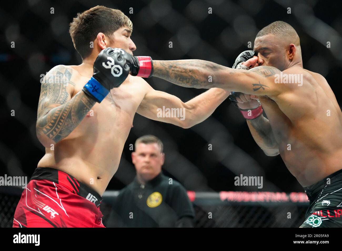 Newark, NJ, Newark, NJ, USA. 6th May, 2023. Newark, NJ - May 6: (L-R) Rolando Bedoya punches Khaos Williams in a Welterweight bout at UFC 288: Sterling v Cejudo at Prudential CEnter on May 6, 2023 in Newark, NJ (Credit Image: © Louis Grasse/PX Imagens via ZUMA Press Wire) EDITORIAL USAGE ONLY! Not for Commercial USAGE! Stock Photo