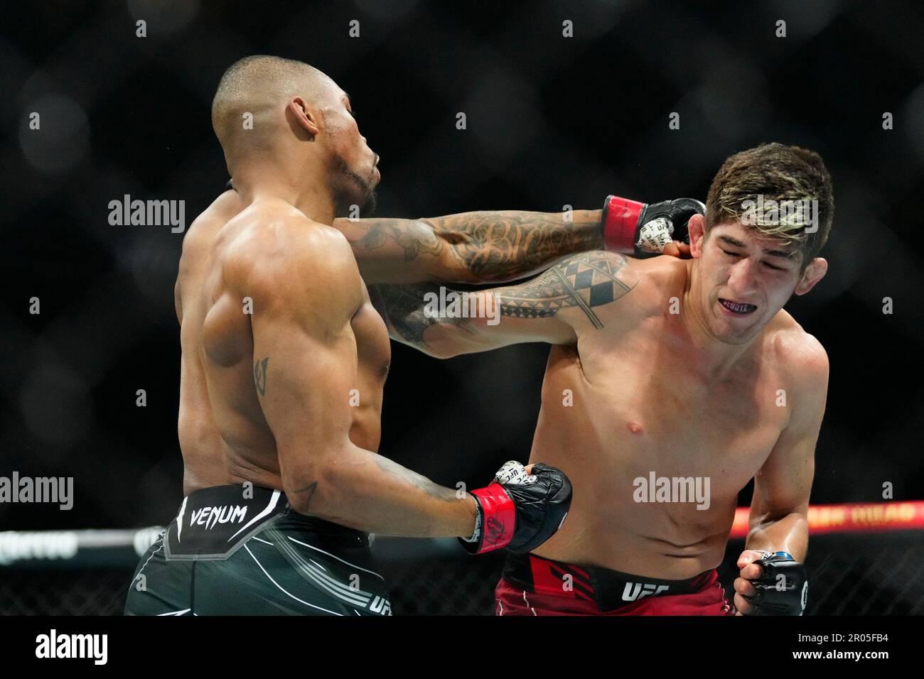 Newark, NJ, Newark, NJ, USA. 6th May, 2023. Newark, NJ - May 6: (L-R) Khaos Williams punches Rolando Bedoya in a Welterweight bout at UFC 288: Sterling v Cejudo at Prudential CEnter on May 6, 2023 in Newark, NJ (Credit Image: © Louis Grasse/PX Imagens via ZUMA Press Wire) EDITORIAL USAGE ONLY! Not for Commercial USAGE! Stock Photo