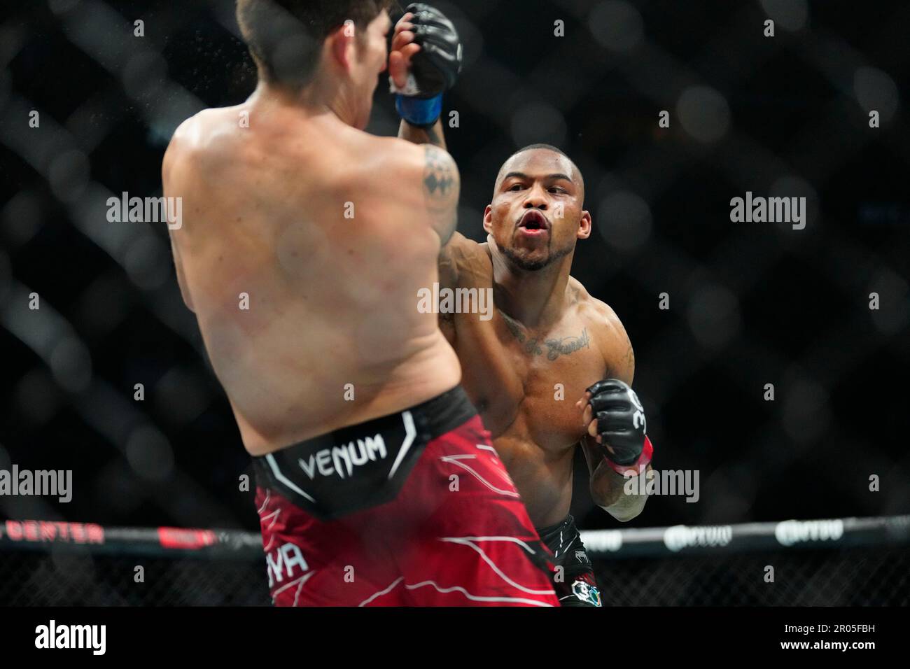 Newark, NJ, Newark, NJ, USA. 6th May, 2023. Newark, NJ - May 6: (R-L) Khaos Williams punches Rolando Bedoya in a Welterweight bout at UFC 288: Sterling v Cejudo at Prudential CEnter on May 6, 2023 in Newark, NJ (Credit Image: © Louis Grasse/PX Imagens via ZUMA Press Wire) EDITORIAL USAGE ONLY! Not for Commercial USAGE! Stock Photo