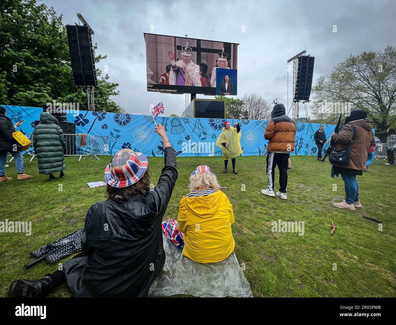 London, UK. 6th May, 2023. Britons braved the bad weather to get a glimpse of Red Arrows flypast in London's Hyde Park. (Credit Image: © Laura Chiesa/Pacific Press via ZUMA Press Wire) EDITORIAL USAGE ONLY! Not for Commercial USAGE! Stock Photo